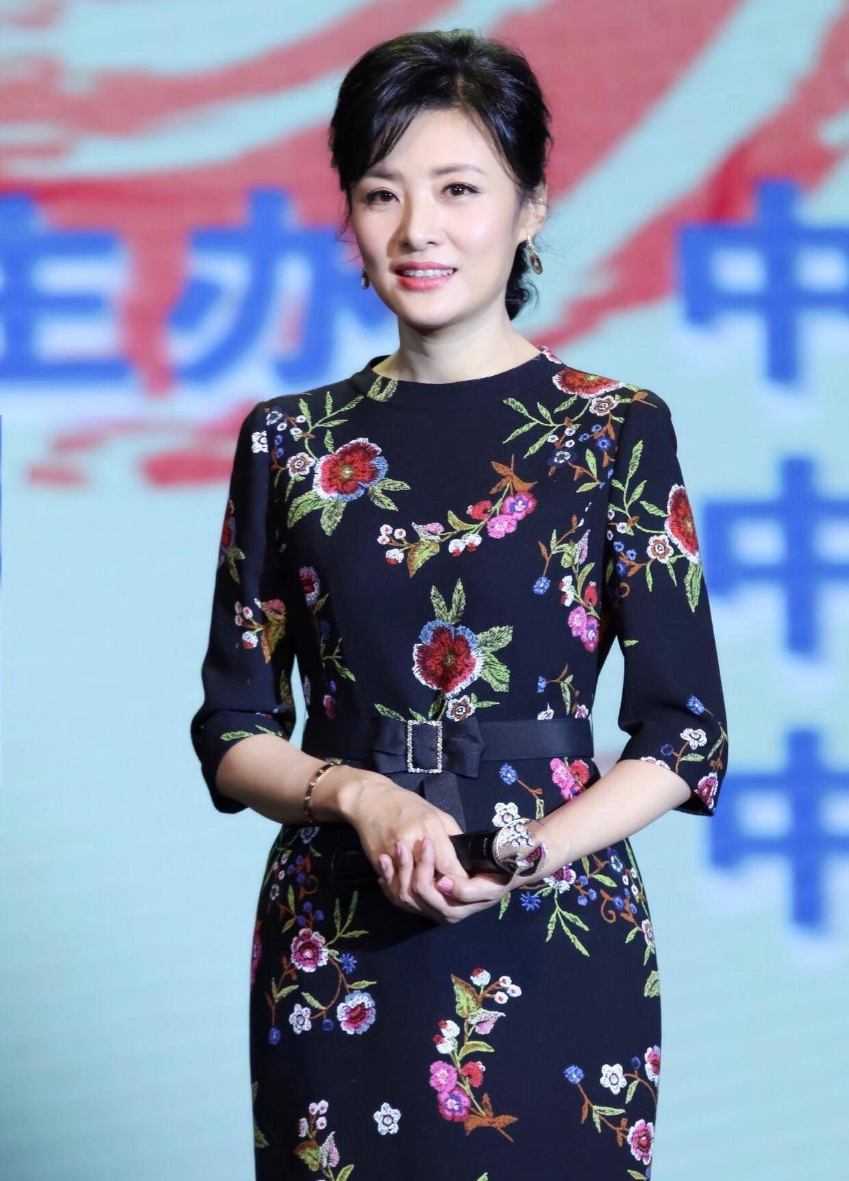 原创53岁周涛真会打扮一身白西装精致又干练优雅气质太出众