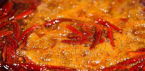 原创牛油红汤火锅翻滚的锅底泛起椒香四溢