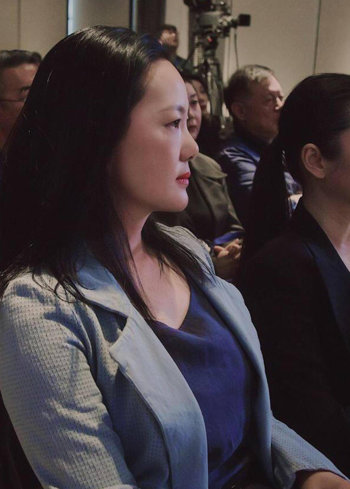 原创咏梅出席活动好低调穿一身棉麻配淡妆就出门气质却更优雅高级