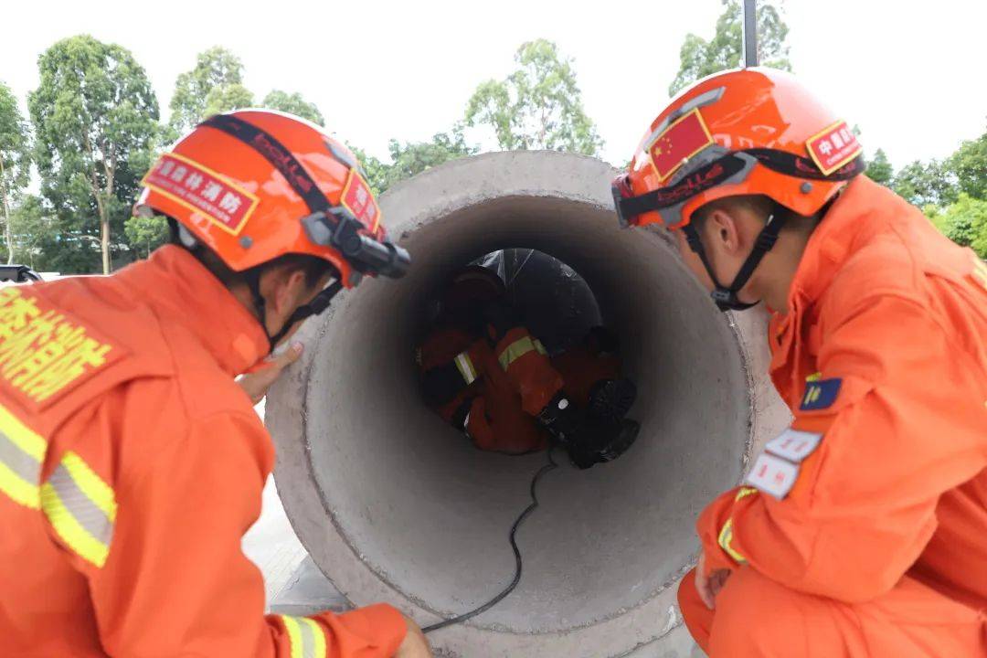 消防救援人員首先利用電動鑿岩機打穿出小孔,確定