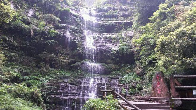 四川常被忽略的景区，由两条v字峡谷构成，景点多以女娲为题