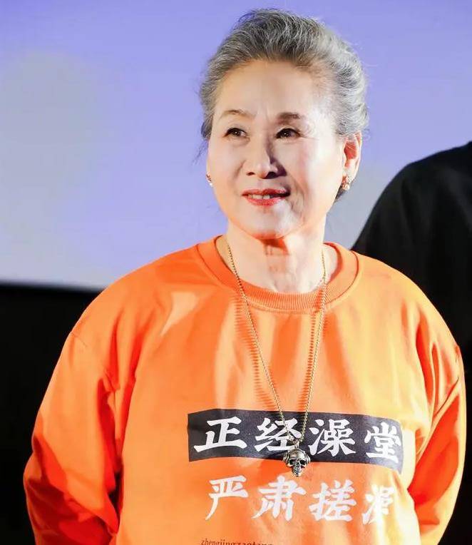 苇青:62岁出道,73岁拿下百亿票房,儿子是她的骄傲也是她的恩人_毛孩