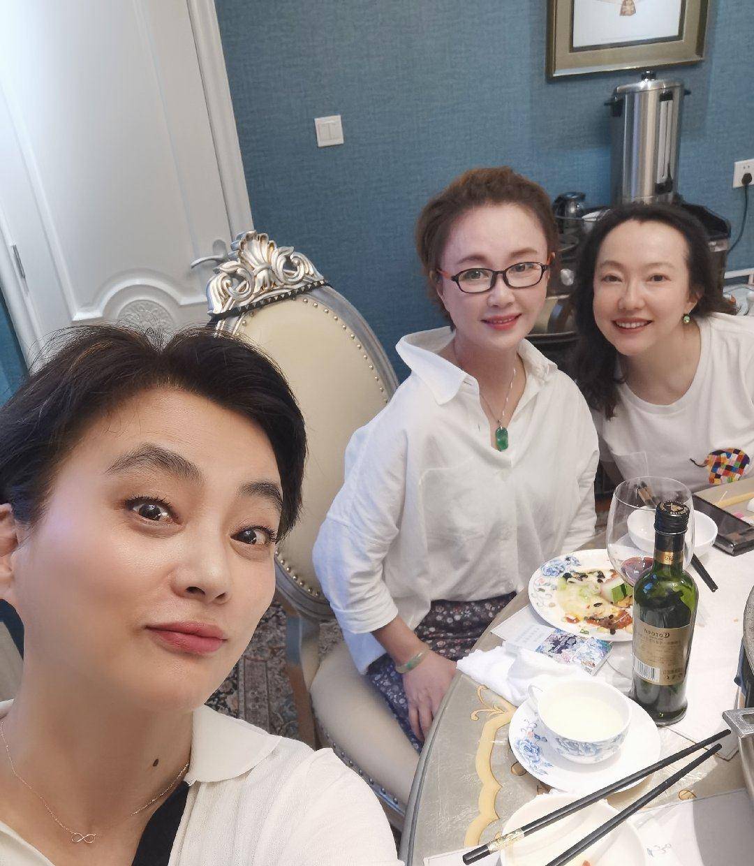 原创最美妲己傅艺伟和李玲玉同框56岁憔悴显老颜值下降