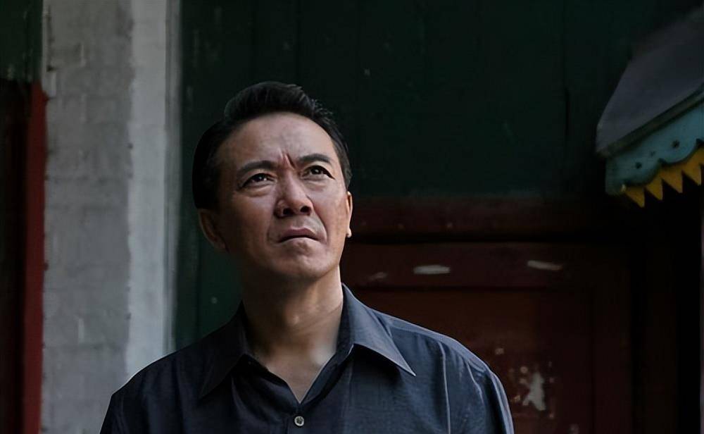 一脸疑惑地看向姐姐时,导演俯下身子,问李幼斌愿不愿意去拍电影,当时