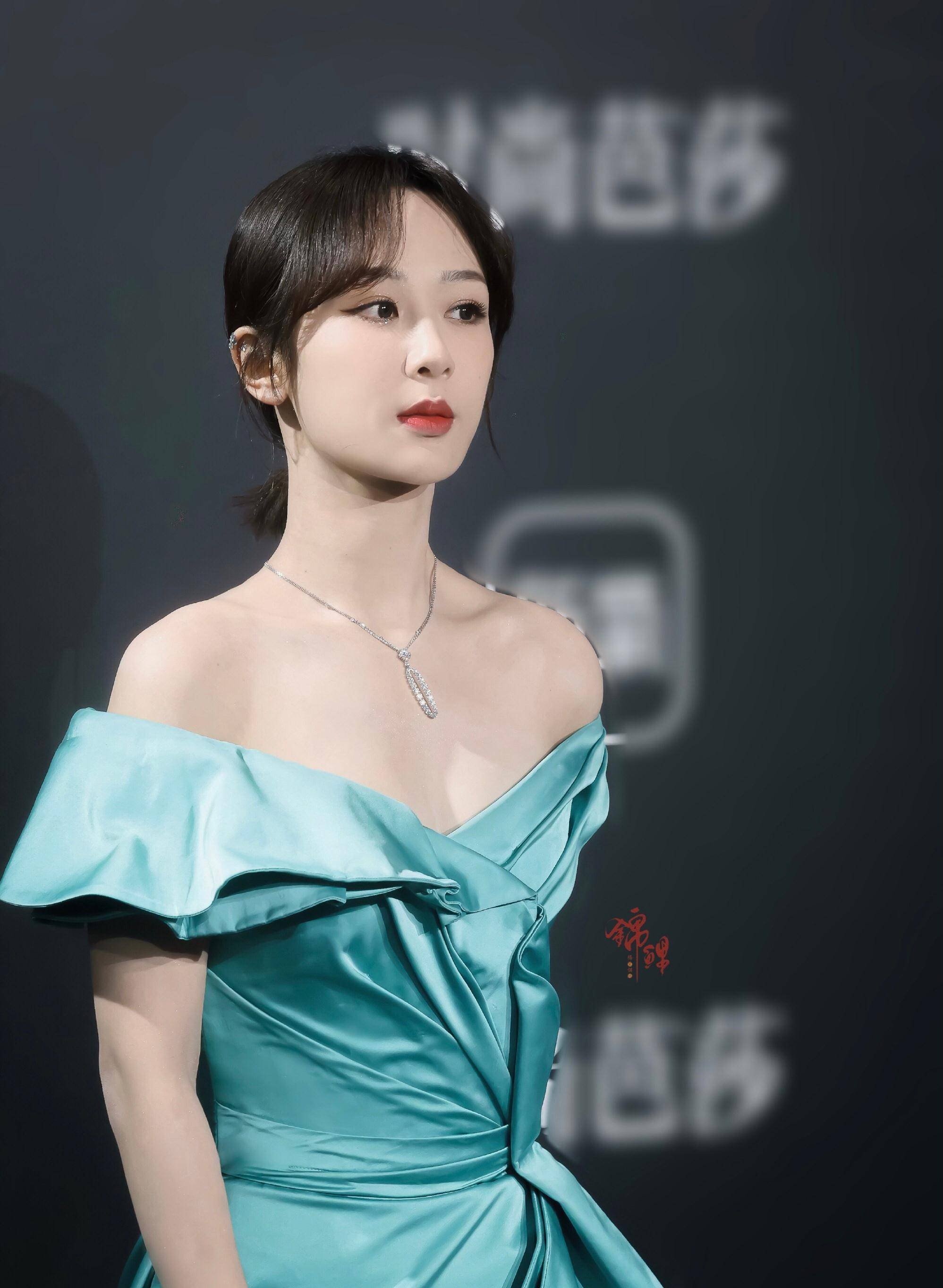 原创身穿优雅时尚晚礼服气质高贵明星范儿十足