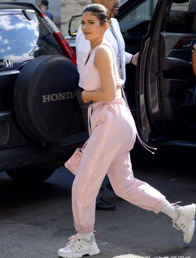 凯莉詹娜一身粉色运动装出门,她打扮时尚,走路气场十足!