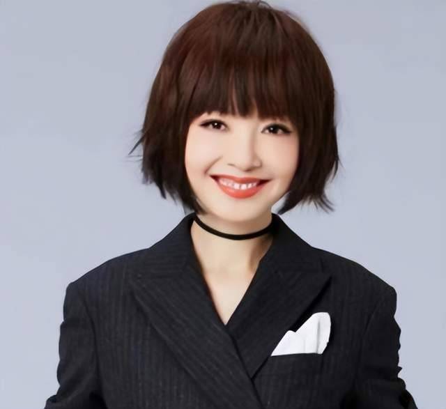 52岁鲁豫近照脸颊凹陷 麻杆腿快成筷子了