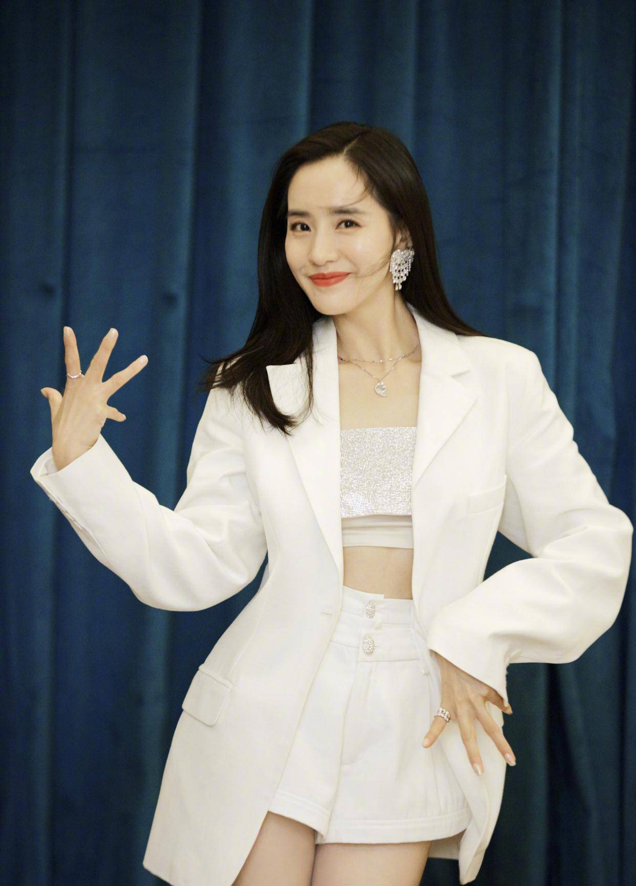 王智果真不愧是校花穿纯白套装气质好优雅38岁美得像28岁