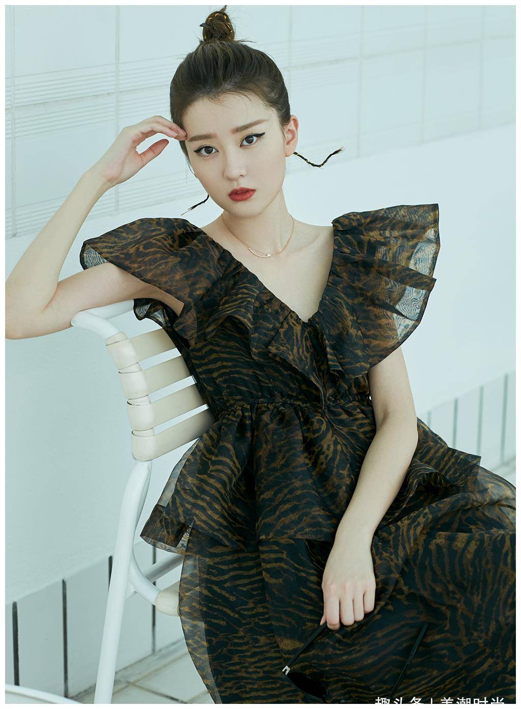 原创乔欣新造型风格狂野穿一身深v虎纹蝴蝶薄纱裙化身叛逆天使