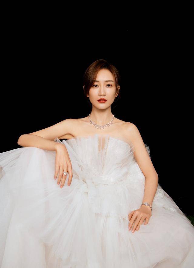 王鸥的"孜然味"羊腿袖礼服好美看看姐姐最近的礼服有多美吧!