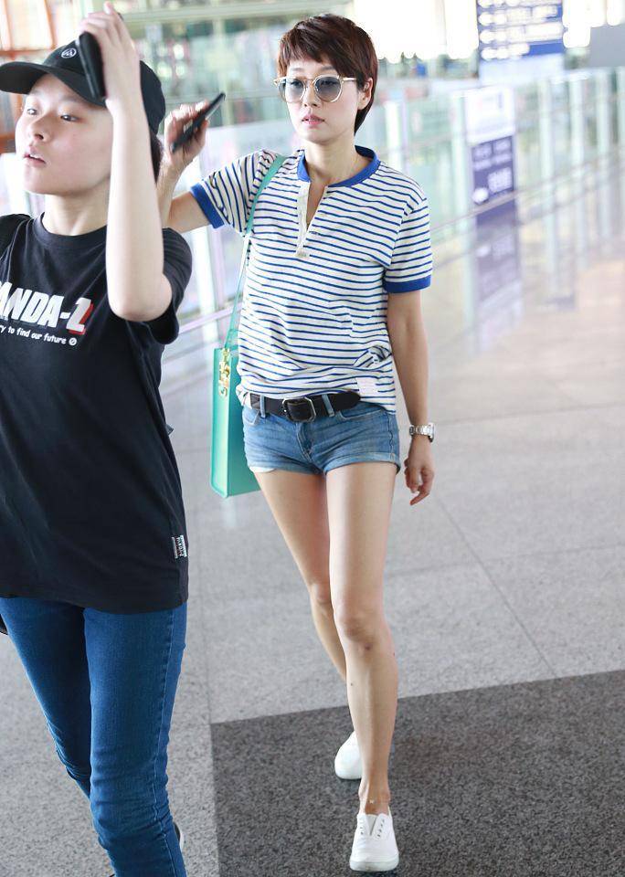 原创女明星罕见露腿穿条纹t配超短裤清凉时髦美腿修长纤细太抢镜