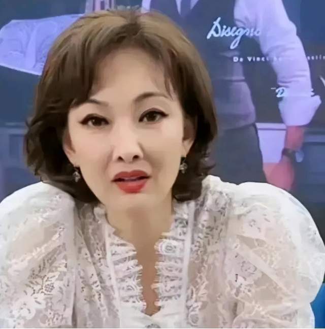 又一位因整容变脸的老戏骨,太僵硬被吓到