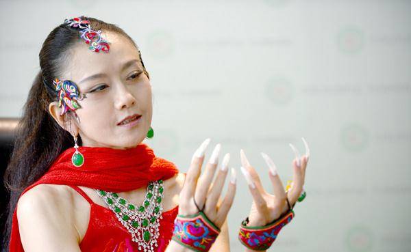 原创62岁的杨丽萍仙气全无曾长年吃花瓣如今剪光指甲拄拐杖出行