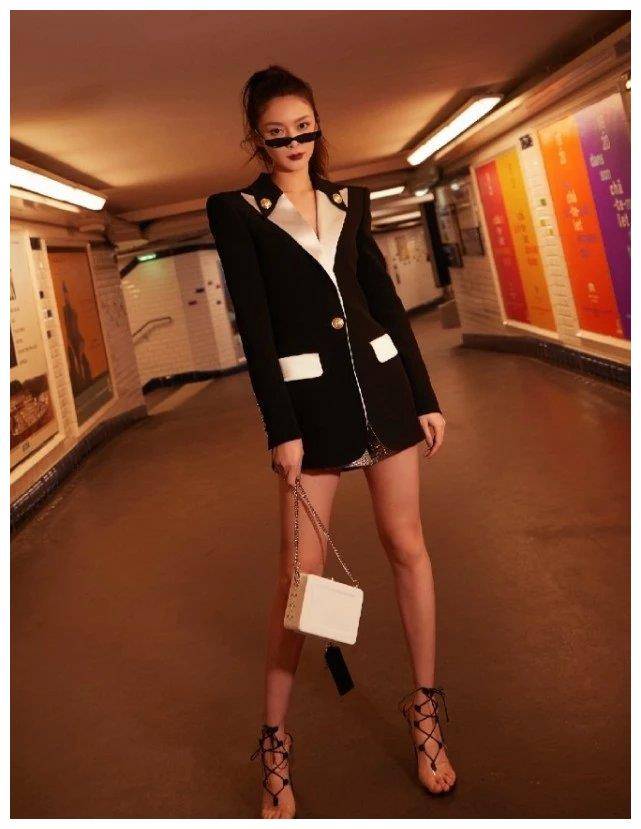 参加这次活动的傅菁穿着黑色的和服,穿着黑色的西装整理身体,脚沾