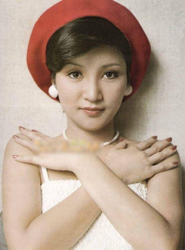 原创谢霆锋的妈妈年轻的时候有多美照片曝光连张柏芝王菲都比不过