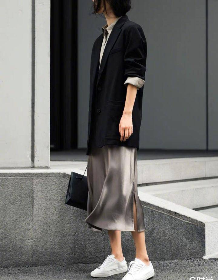 中性风的造型穿搭,有点小帅气,下搭一条时尚的绸缎半身裙,脚踩小白鞋