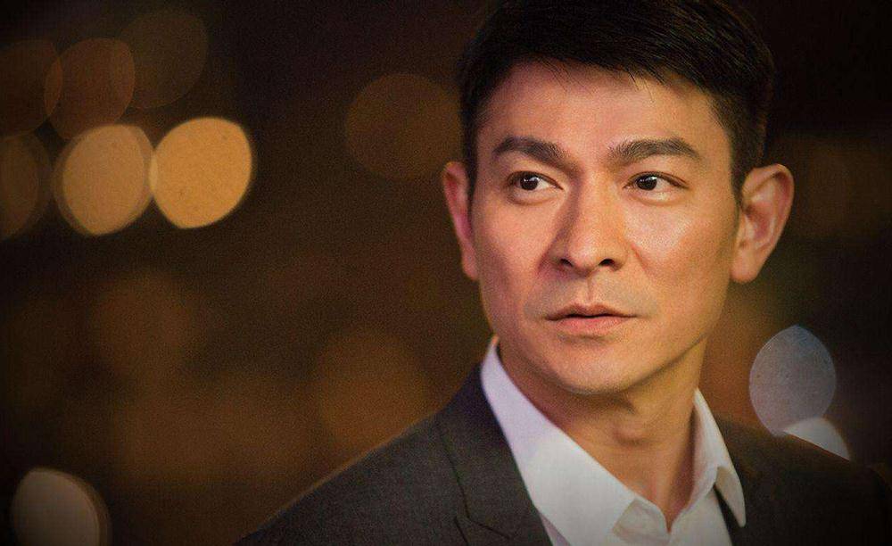 原创58岁刘德华被偶遇路人镜头下颜值太真实面露灿笑状态似小伙