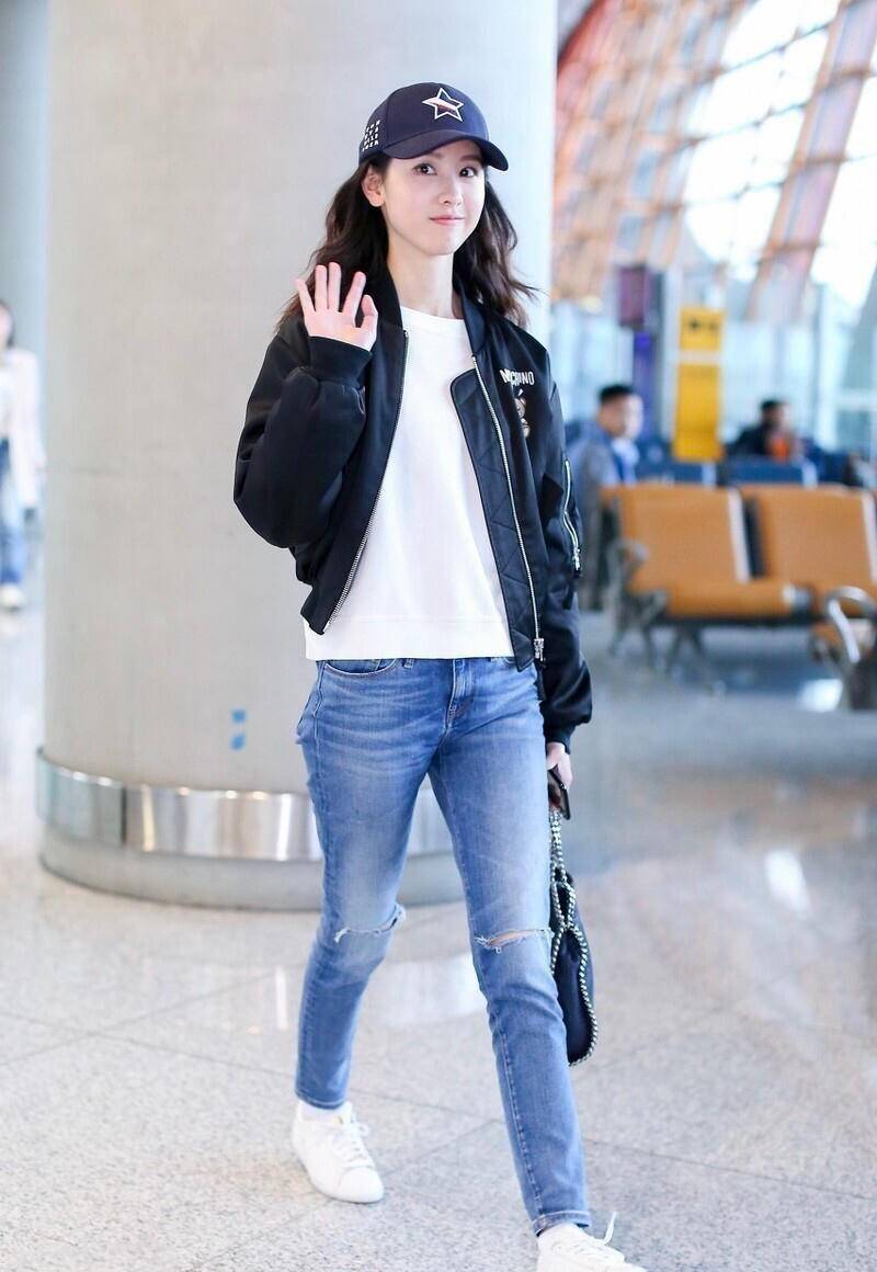原创陈都灵原来这么会穿穿黑色短外套配牛仔裤用棒球帽来提亮造型