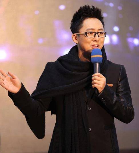 后来他进入了河北卫视,和方琼主持了《激情99》而得到了观众的喜欢,自