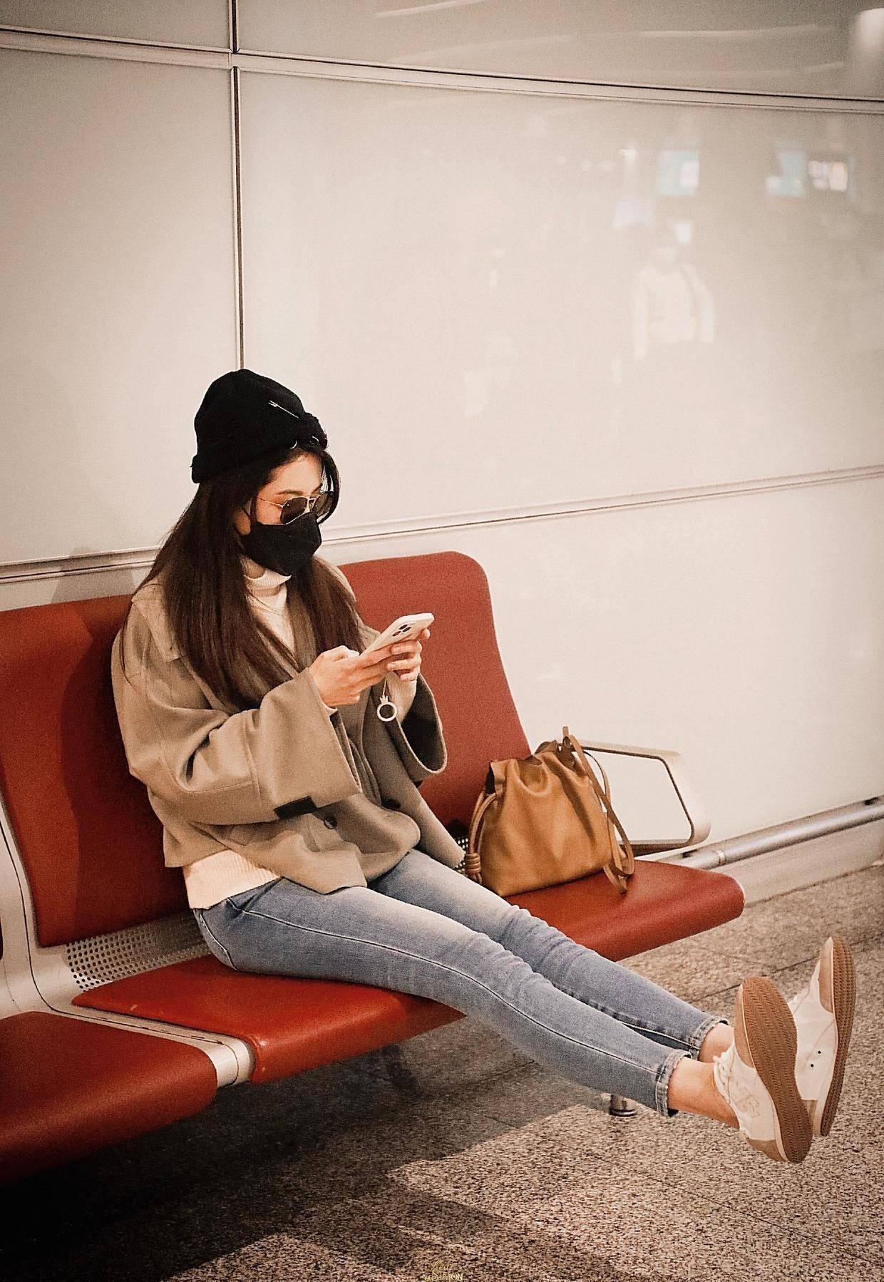 曾黎四十多岁了,她的身材保持得依旧很好,短款卡其色外套搭配紧身牛仔