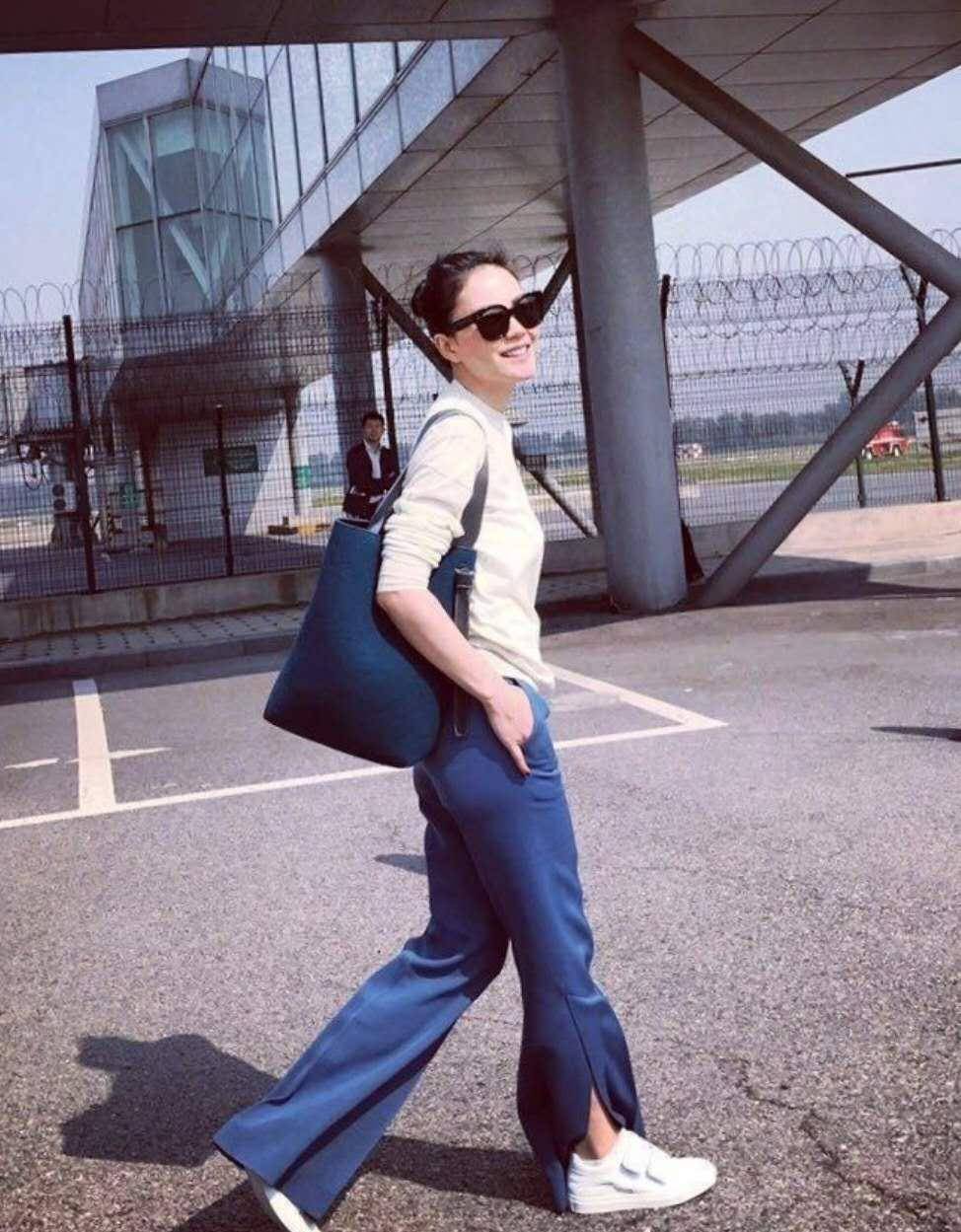 生活不要太悠闲,跟女儿一起坐着游艇出海,王菲还来了一段高难度的单腿