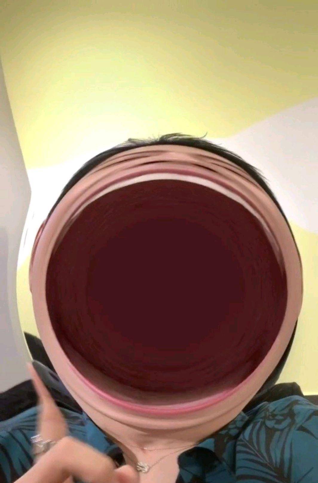 椅子上,第一个视频里肖战选择的是大嘴特效,并开心地跟着背景音乐摆头