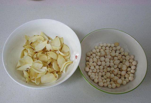 雞頭米漂洗乾淨後撈起控水,這二樣食材都要等燒之前再處理,百合清洗後