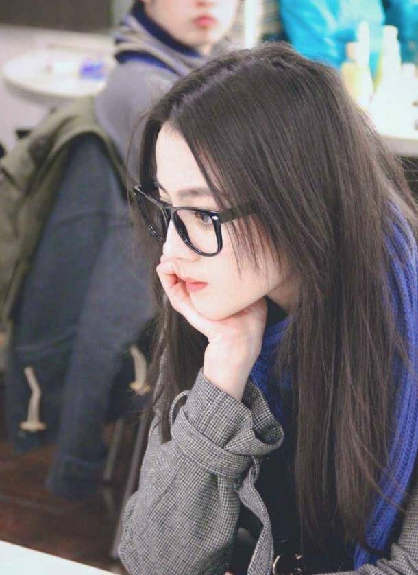 原创为啥热巴明明近视却从不戴眼镜当看她戴上后意外美成国民初恋
