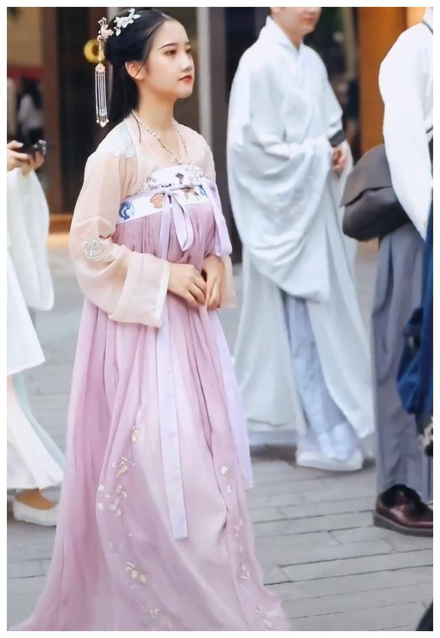 这款"丫鬟式汉服"很美,但是没有直角肩就不要穿了,容易溜肩