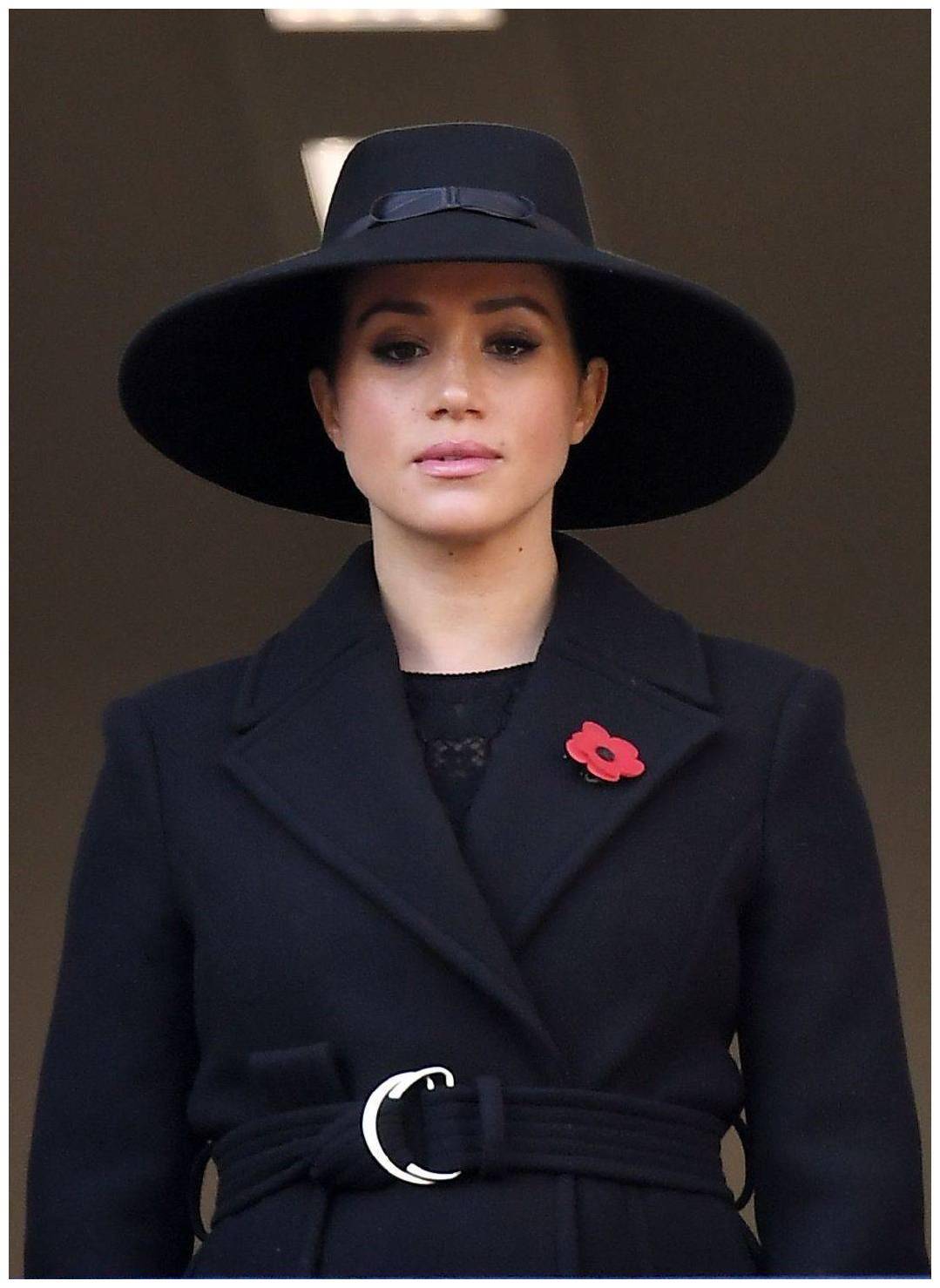 梅根成功逆袭戴宽檐帽比凯特都大气93岁女王当众落泪显沧桑