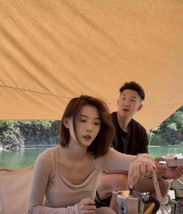 网红聂小雨跟友人野营,上衣撕烂姿势夸张,网友:错付猴哥_照片_样子