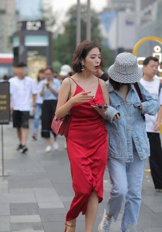 原创气质美女红丝绸吊带连衣裙红色高跟鞋高贵又不失时尚