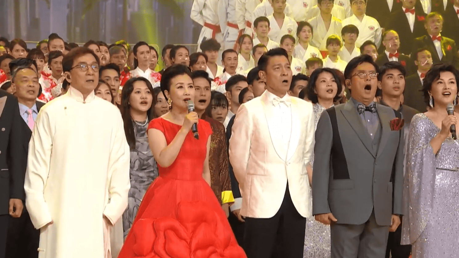 爱国情怀破防了_庆祝香港回归25周年大会_成龙刘德华携众人合唱