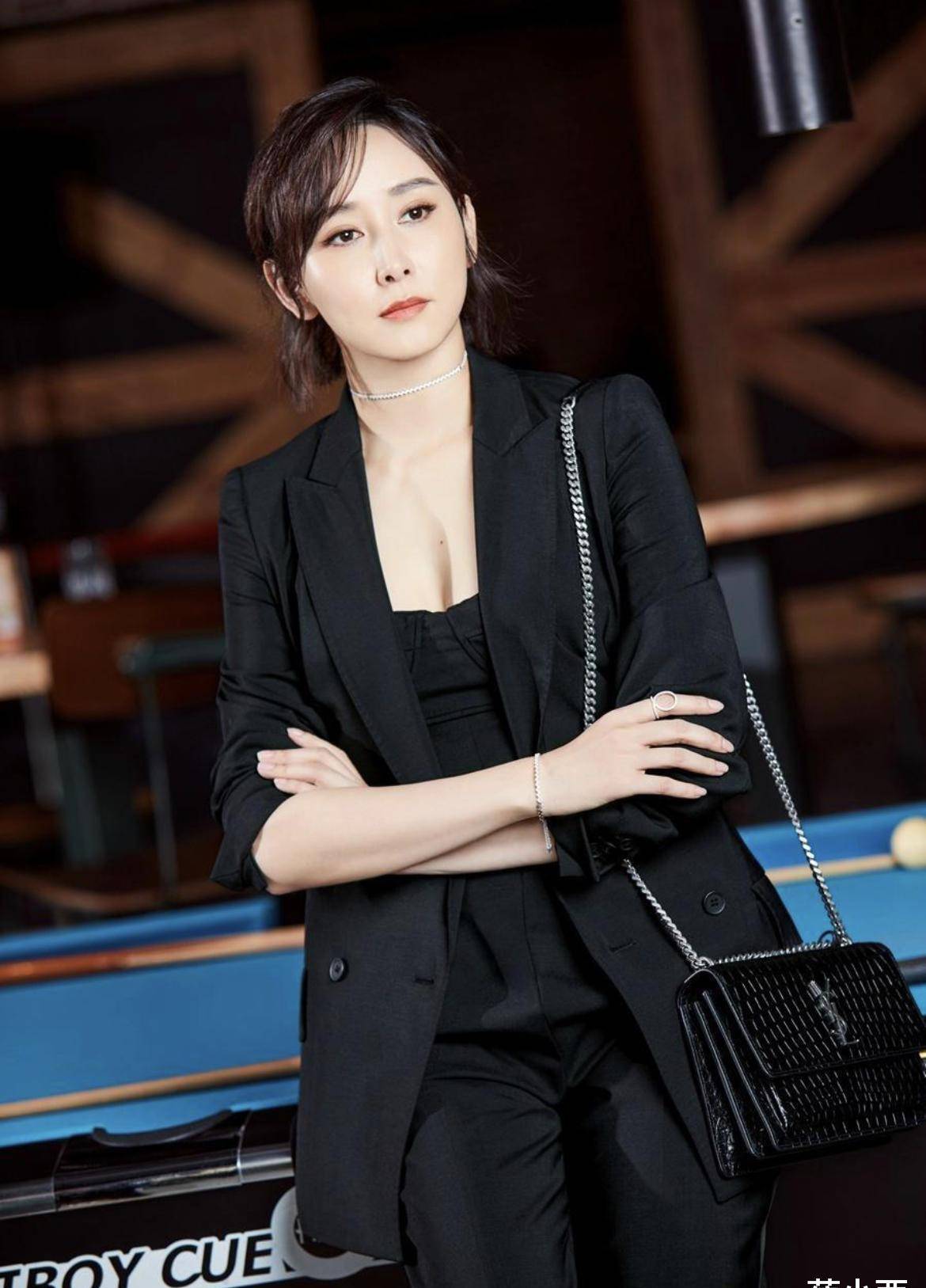 简约的穿搭也盖不住胡静的饱满身材,一袭小黑裙高贵优雅,太美了_时尚