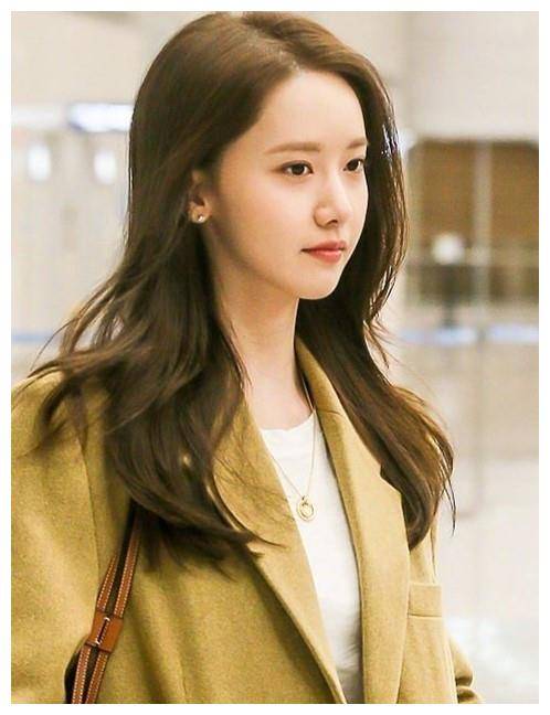 原创这才是初恋脸林允儿穿驼色西装现身机场奶油肌肤不似29岁