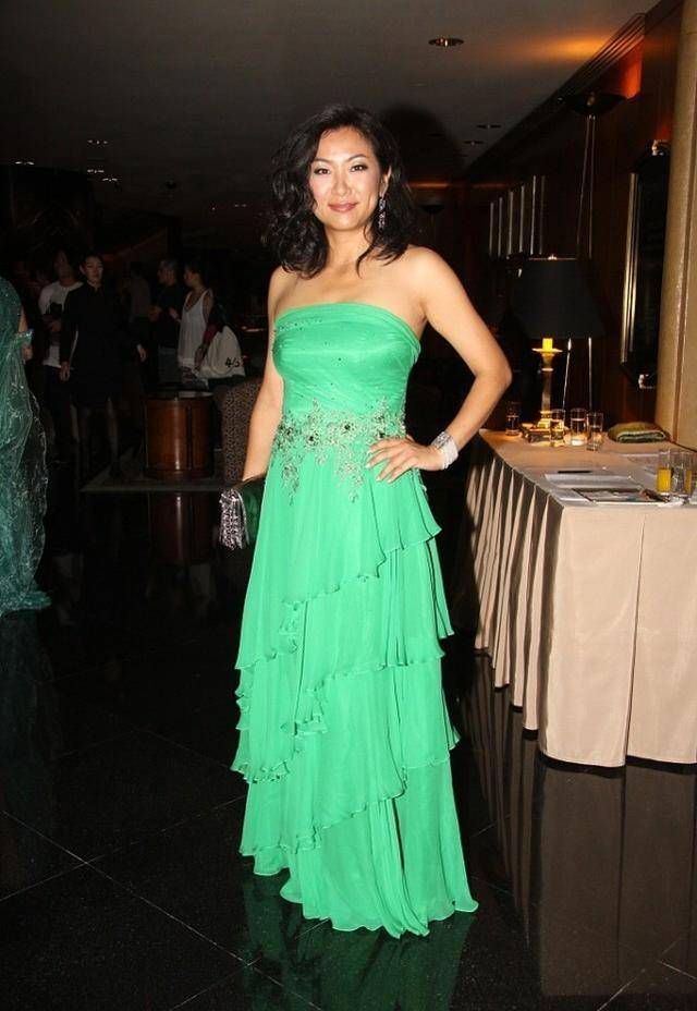 方中信老婆气质真好,不愧是"港姐冠军",穿着端庄又优雅_莫可欣_造型