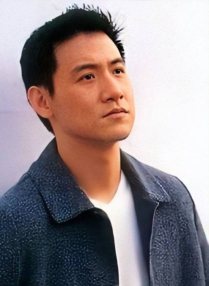 冠冕堂皇,但却刻意回避了香港回归这几个字,对比其他香港明星的发言