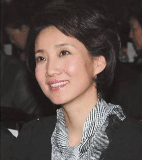 她曾是电视主持人,被称为最国外脸,如今57岁气质超好_李修_工作_因为