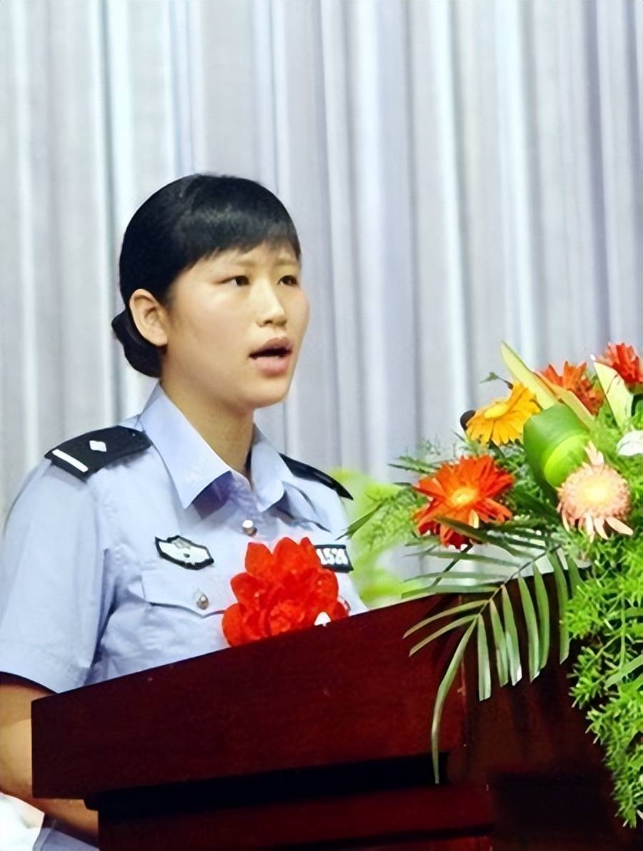 原创08年汶川地震一名女警当众给9个婴儿哺乳现如今被连跨4级提拔