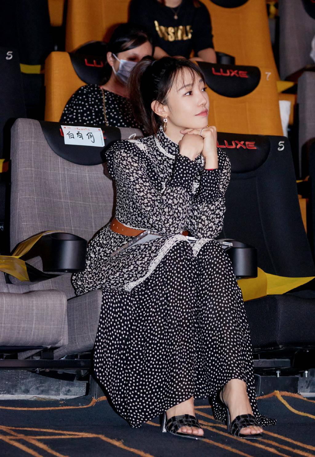 白百何还是那么美,穿复古碎花裙扎高马尾,一点不像12岁孩子妈