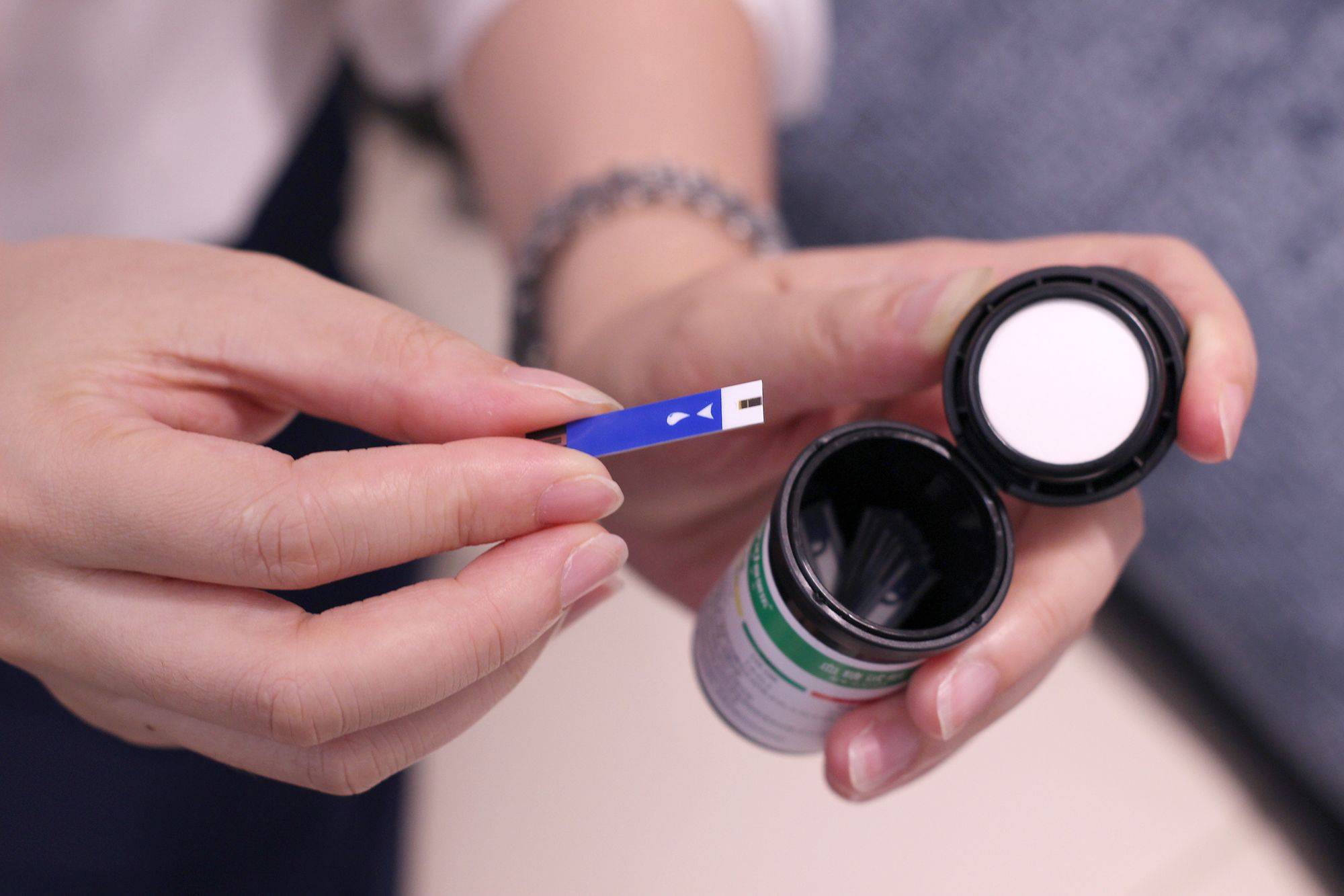 葡萄糖氧化酶微电流的试纸是公认比较高准确度的血糖试纸,插入主机