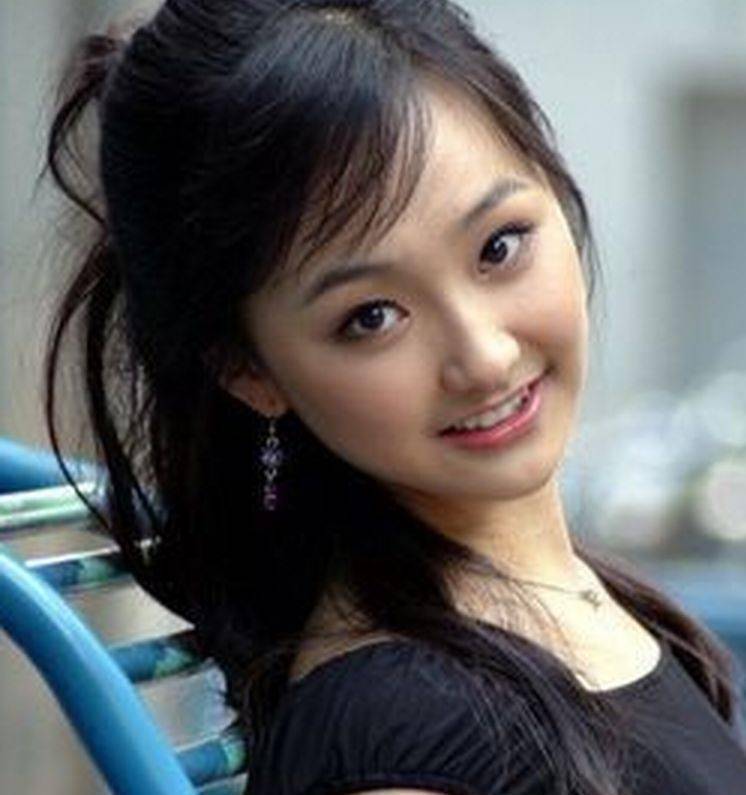 他演了大部分的"抗日英雄",二婚娶29岁美娇妻_于震_辛月_中国