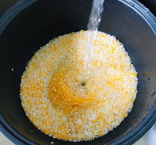 做法步骤:原料:大米,玉米糁,纯净水.