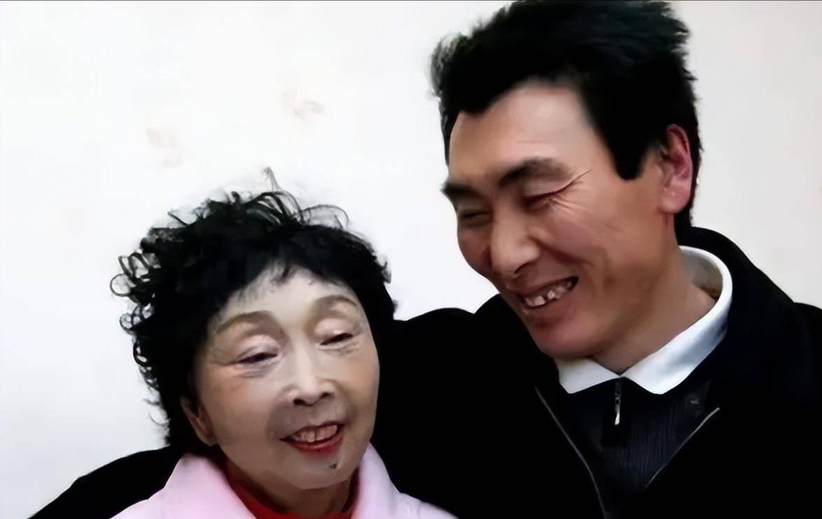 马玉琴出轨李玉成头戴绿纱巾扭秧歌网友绿帽一戴谁都不爱