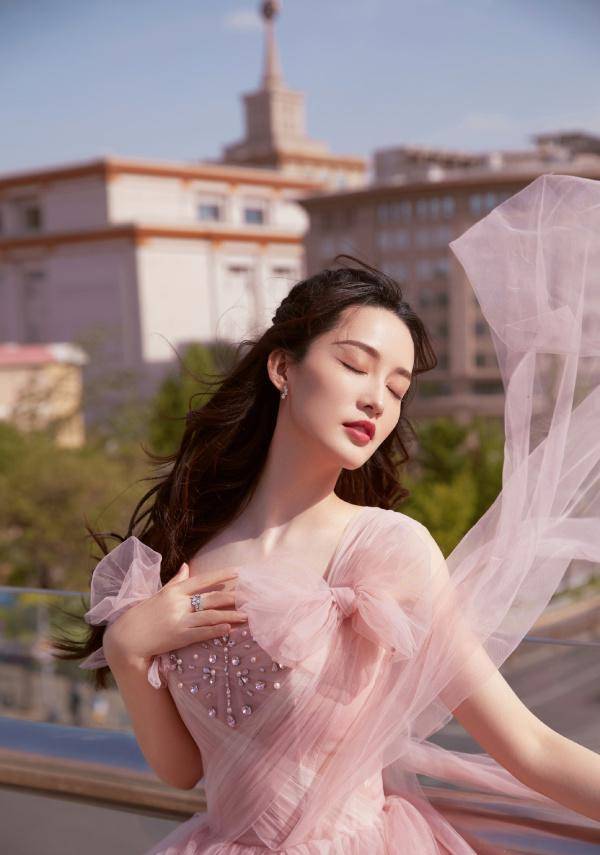 原创李沁身穿粉色连衣裙仙气十足让她再次美出新高度
