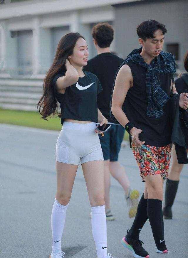 "婴儿肥"的牛仔裤美女,休闲还减龄,舒适清爽_高跟鞋_礼服_个人