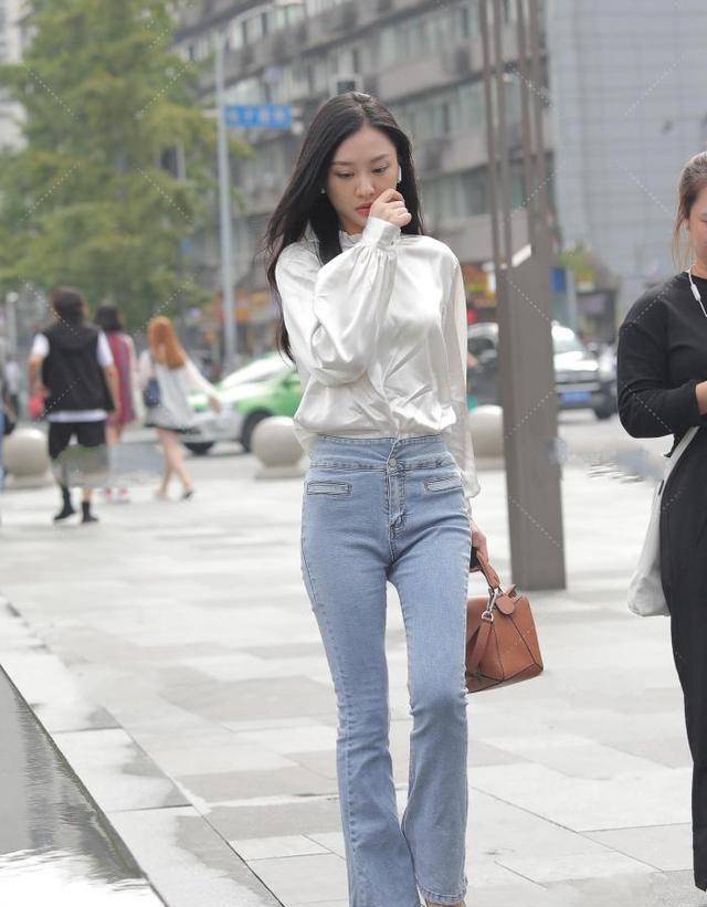 美女"白色丝质长袖衬衫"搭配浅色牛仔裤,清爽舒适,气质十足