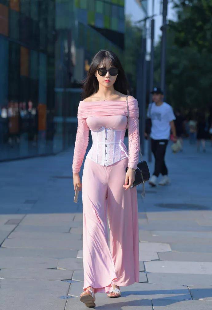 原创美女脚上一双高跟鞋透露耀眼的光芒让她走在大街之上更加亮眼