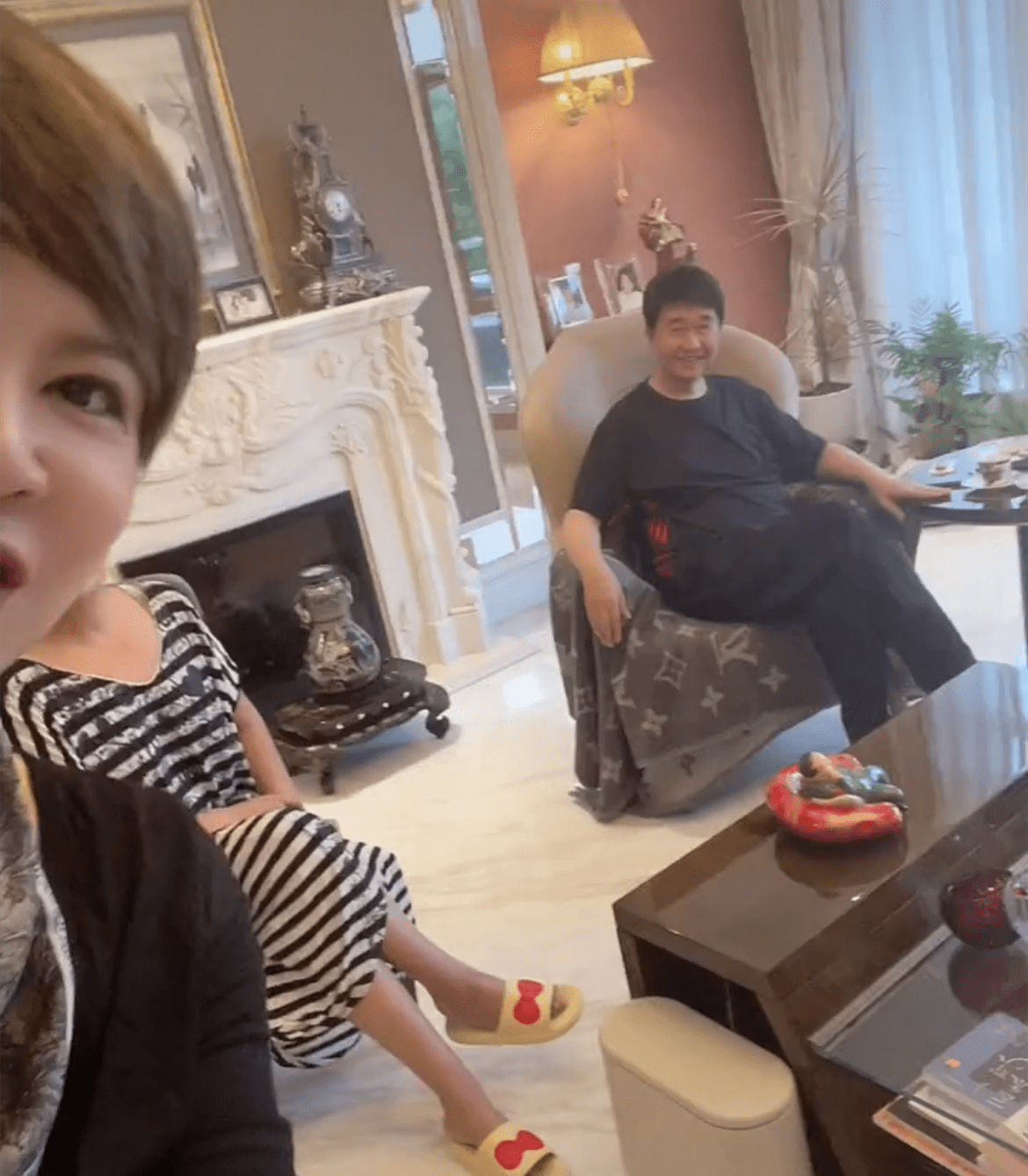 众星现身张兰豪宅为杭天琪接风!近照仍显冻龄