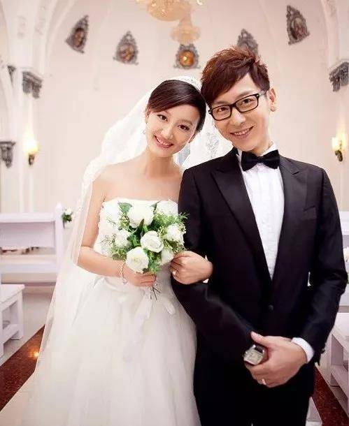 原创李好拍段子太卑微被老婆拿平底锅砸头曾经被老婆连甩自己耳光